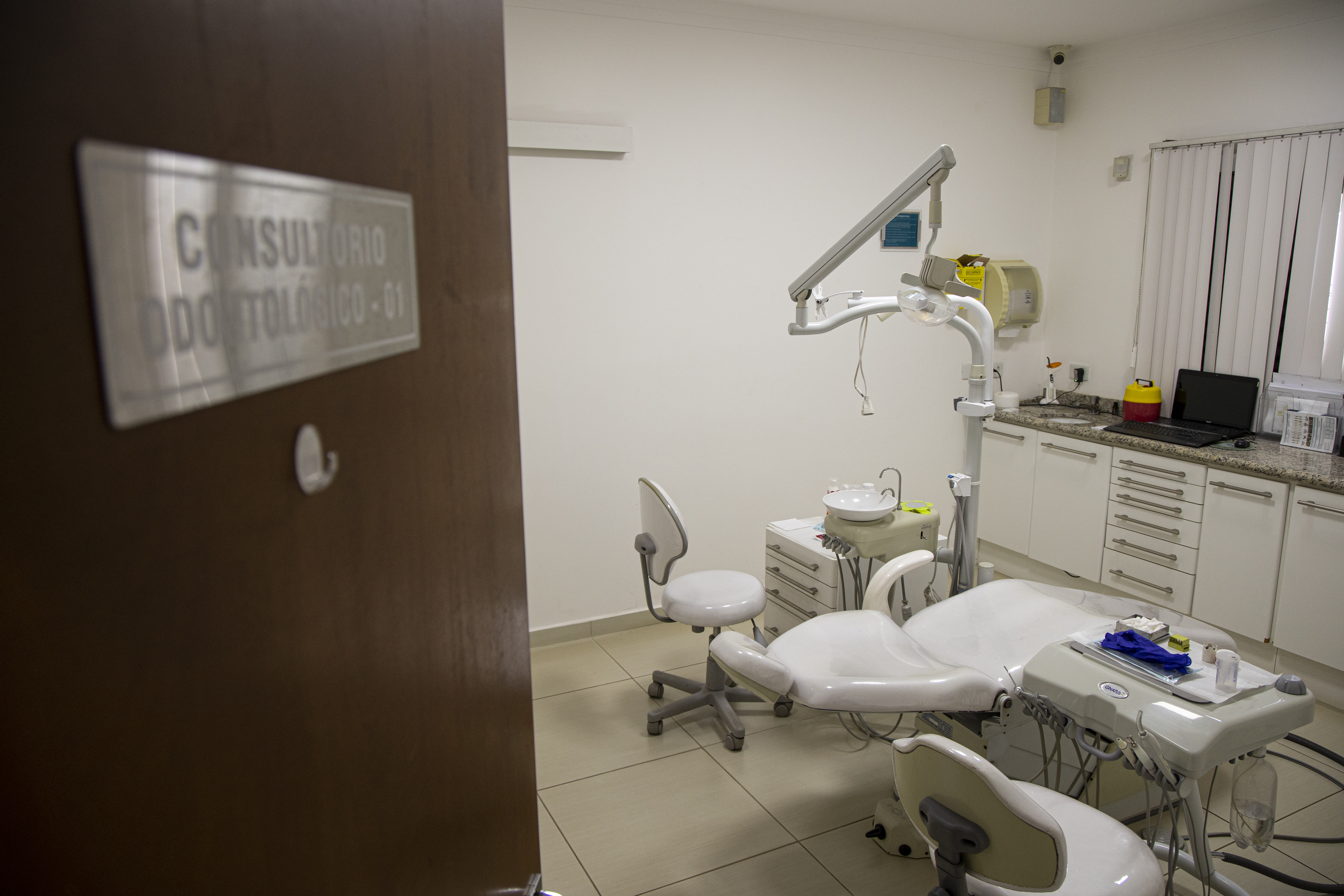 O dentista e proprietário da Comfort Clinic, Daniel Borges, reforça a importância do cuidado com a saúde bucal para o bem-estar geral dos pacientes e destaca o compromisso da unidade em atender todas as faixas etárias. 