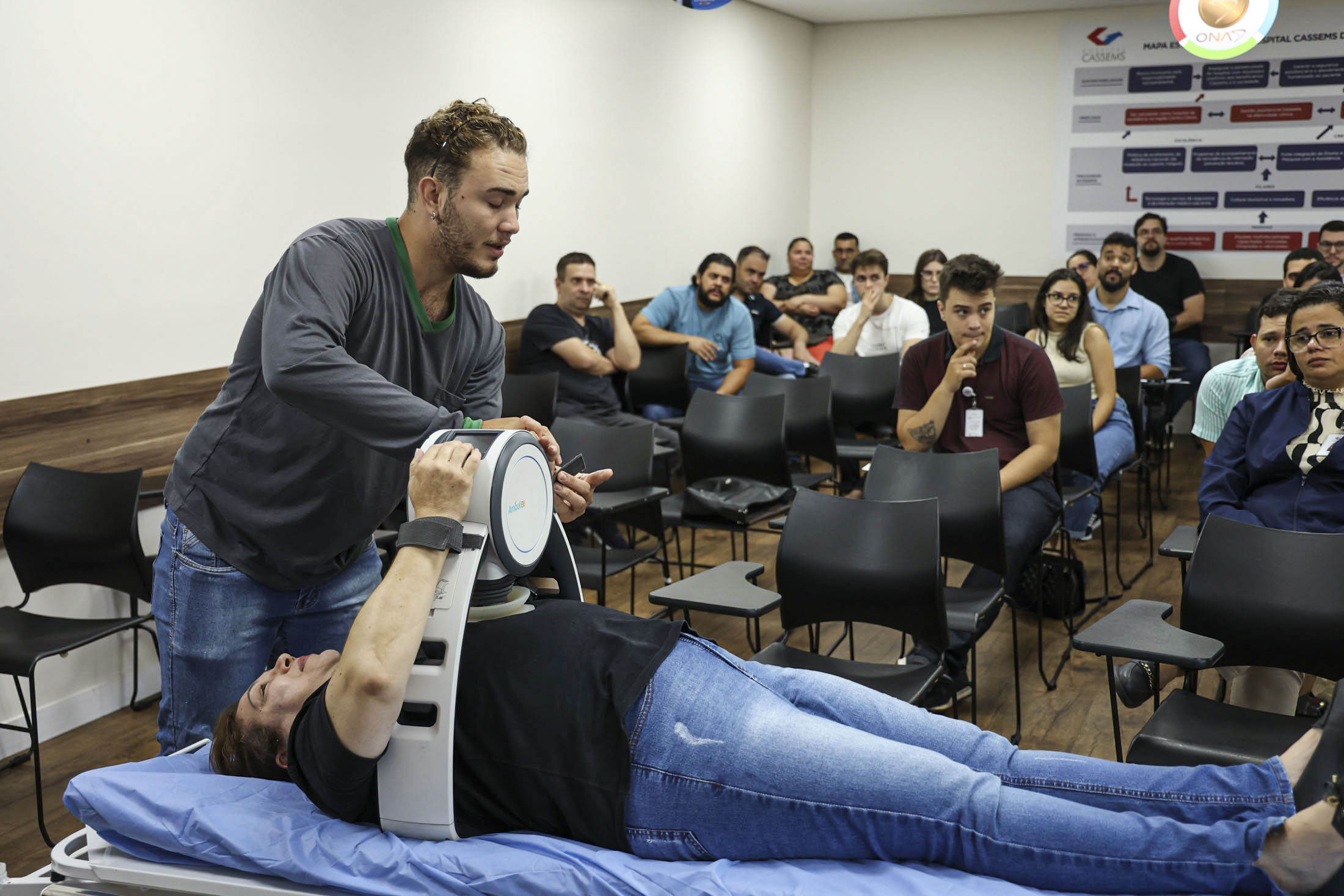 O treinamento de parada cardiorrespiratória (PCR), foi o primeiro do ano, de uma série que o Hospital Cassems de Campo Grande pretende oferecer todos os meses, aos médicos e enfermeiros, fazendo parte do Programa de Educação Continuada.