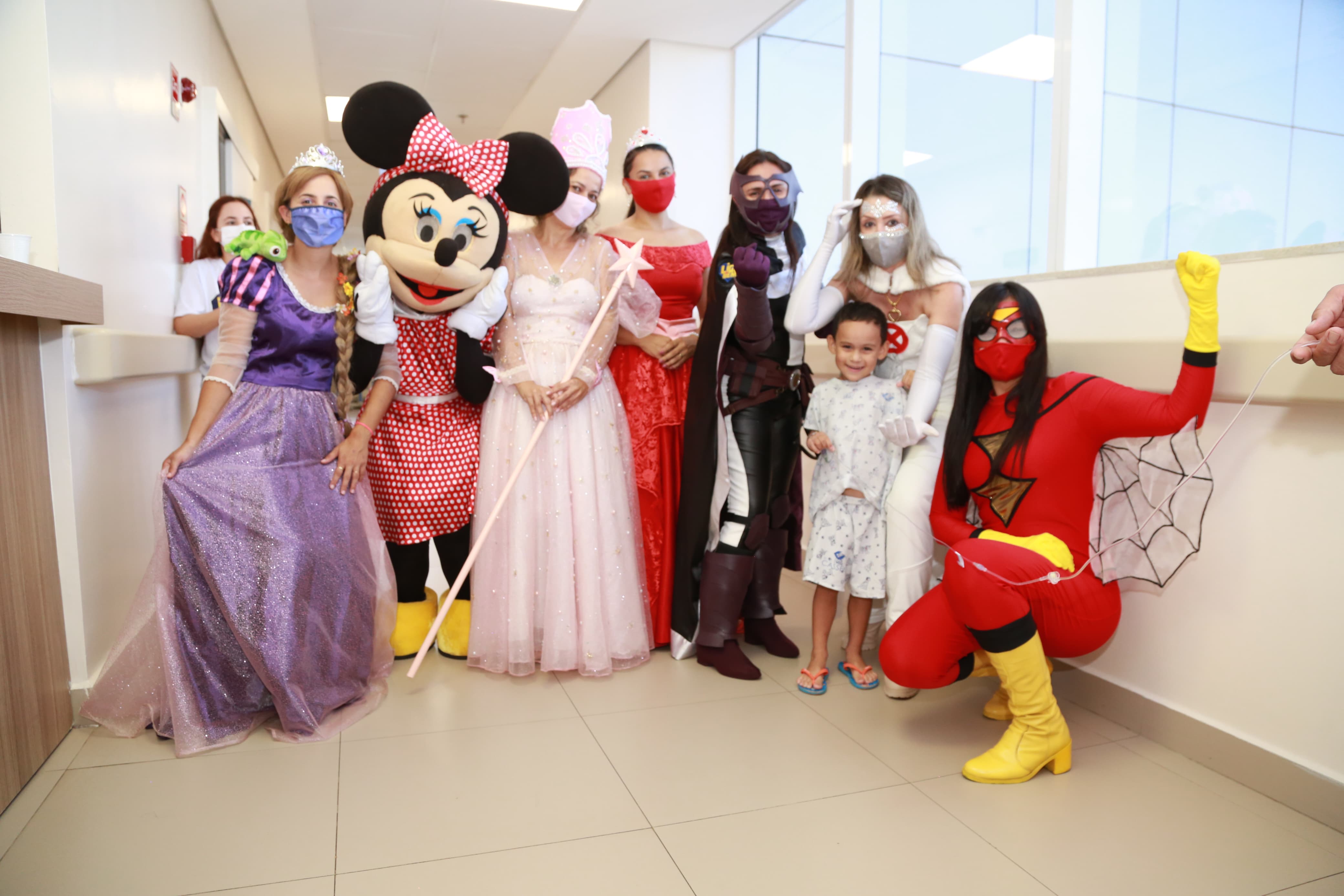 Super-heróis levam alegria às crianças em visita ao Hospital Cassems de Campo Grande