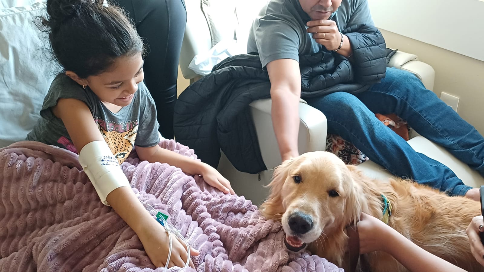 Hospital Cassems de Dourados recebe visita do cão Alfredinho